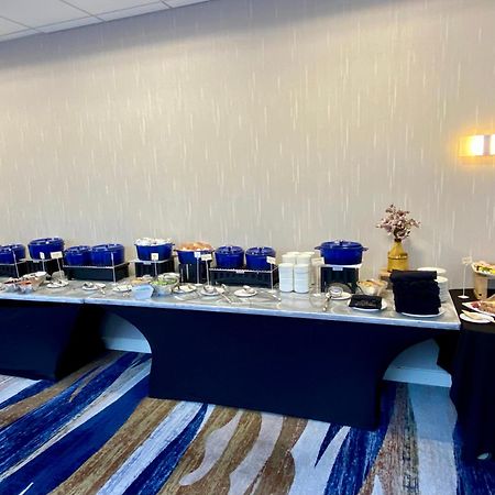 Отель Hilton Houston North Экстерьер фото