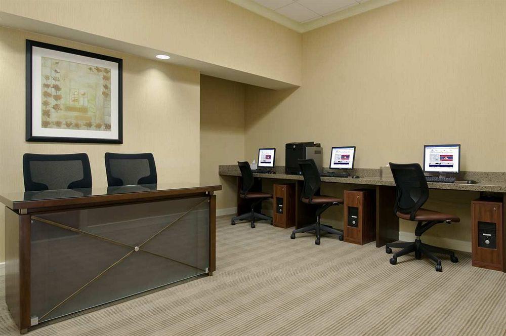 Отель Hilton Houston North Экстерьер фото