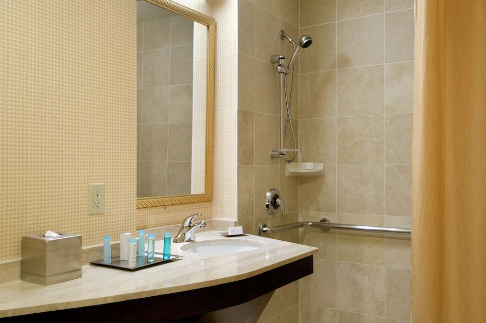 Отель Hilton Houston North Экстерьер фото