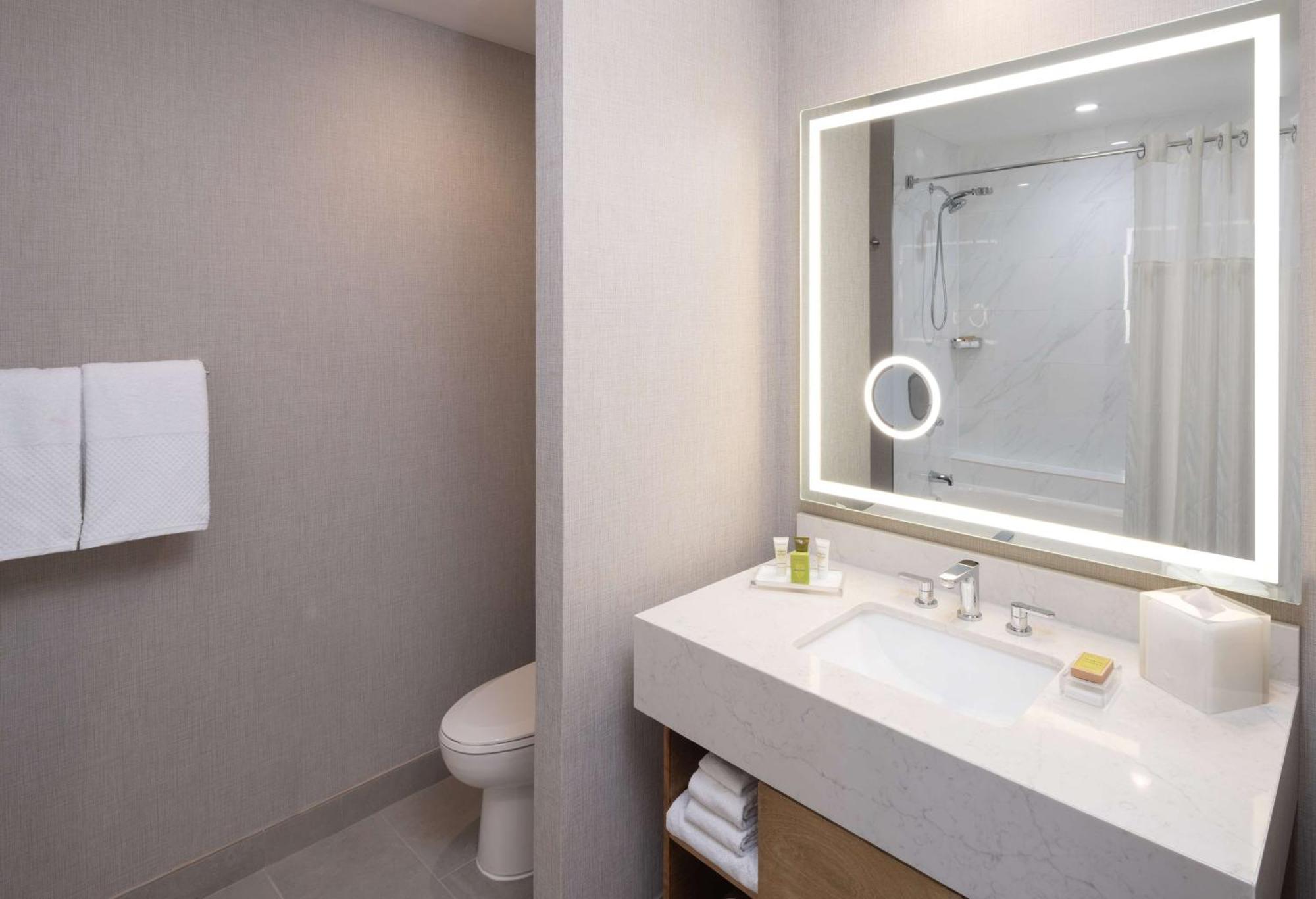 Отель Hilton Houston North Экстерьер фото