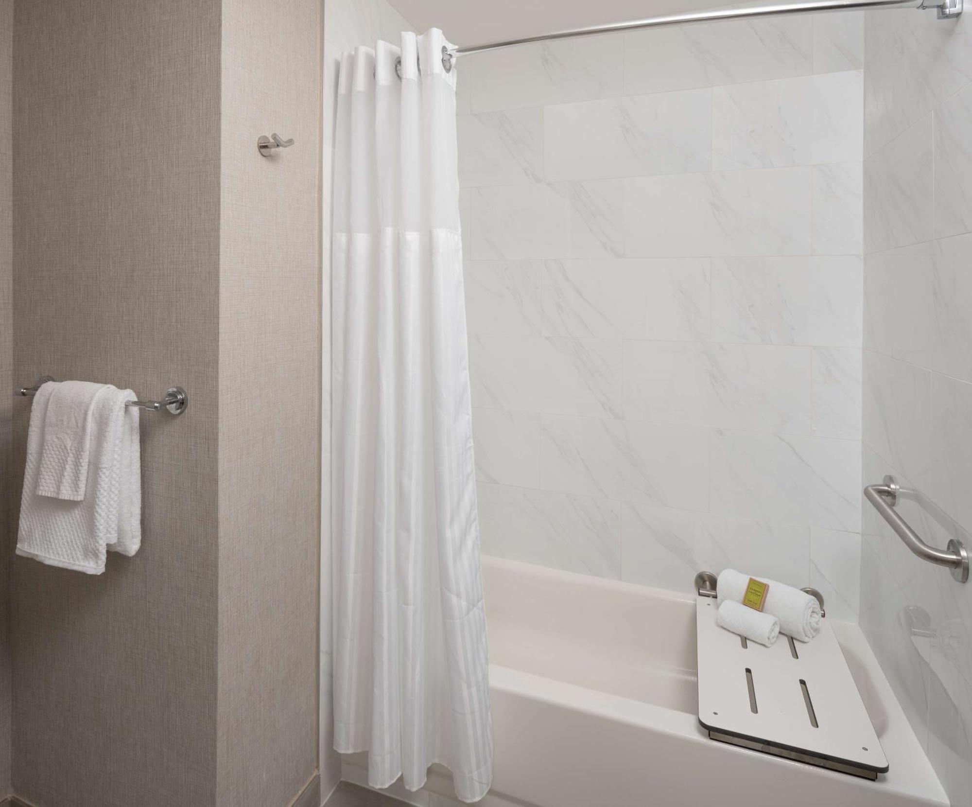 Отель Hilton Houston North Экстерьер фото
