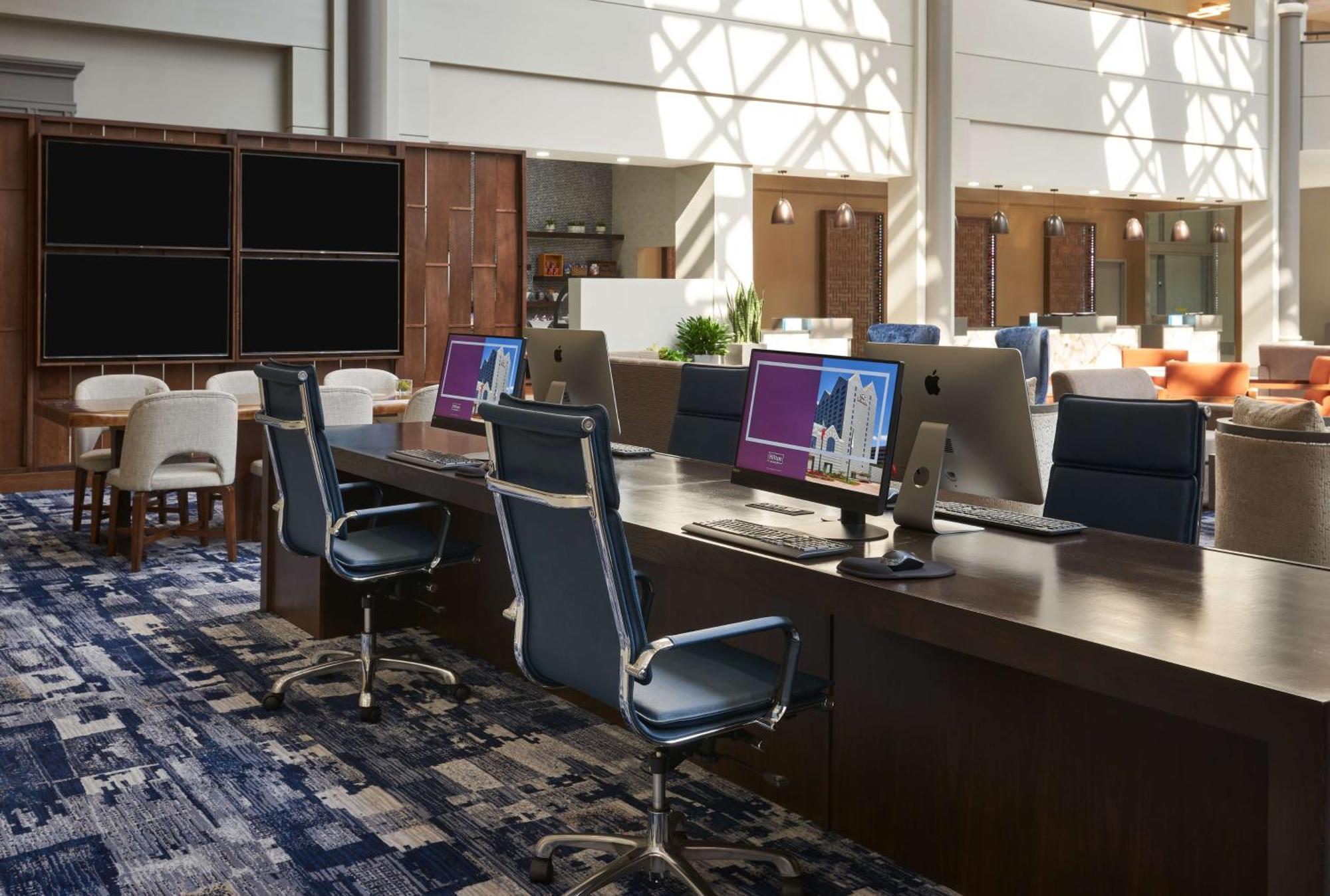 Отель Hilton Houston North Экстерьер фото