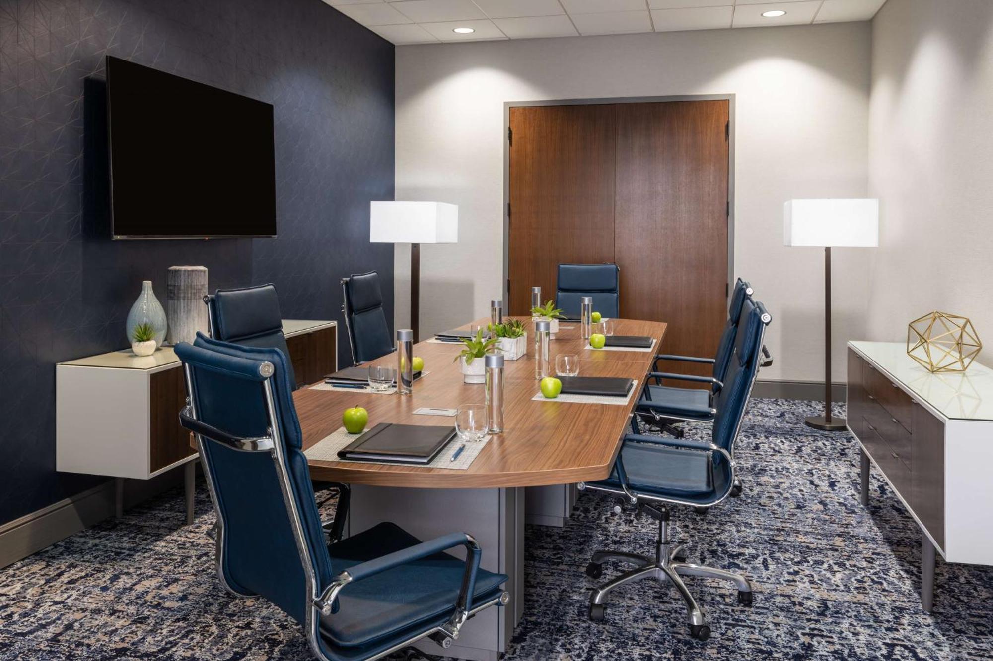 Отель Hilton Houston North Экстерьер фото