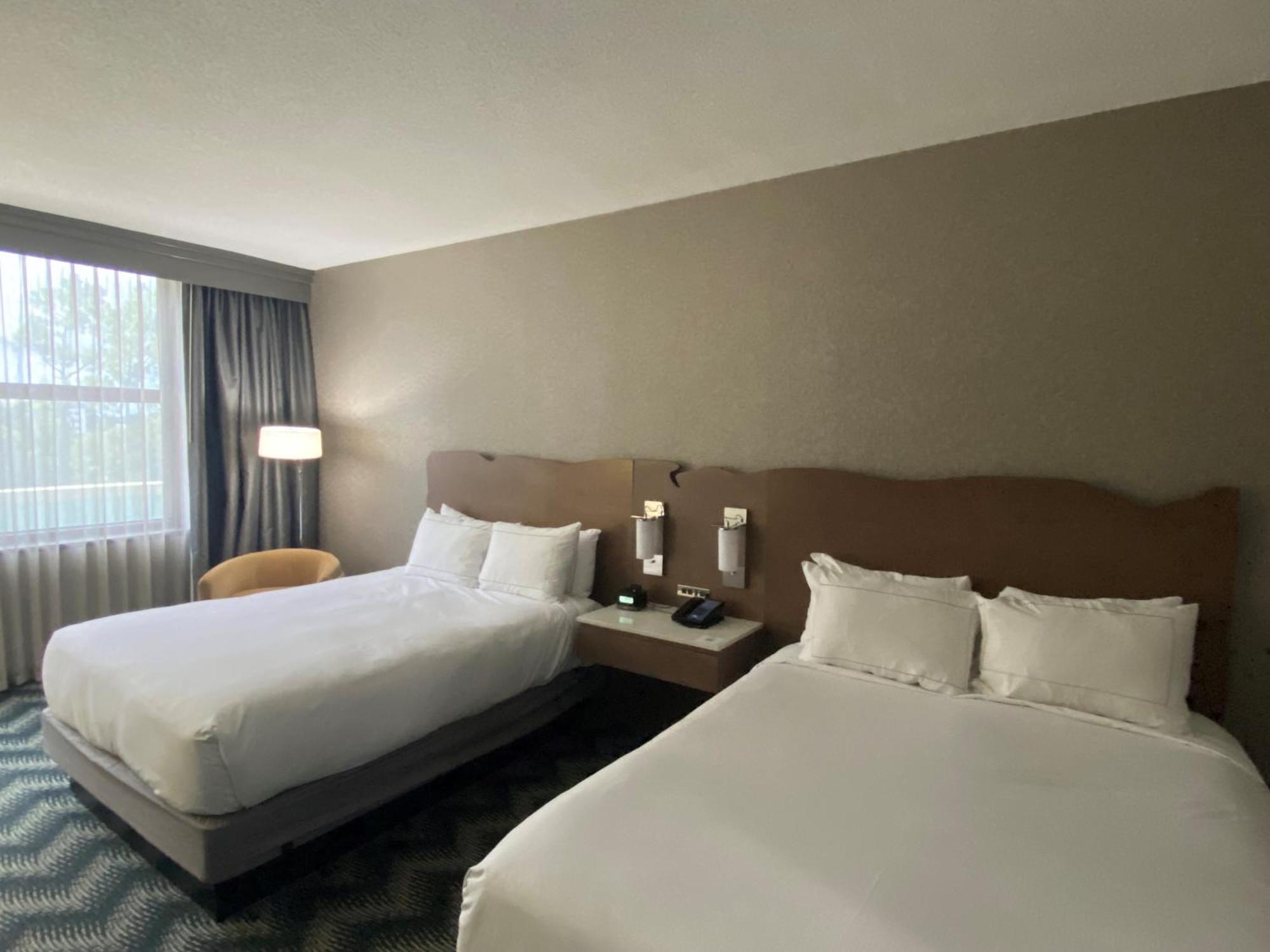 Отель Hilton Houston North Экстерьер фото
