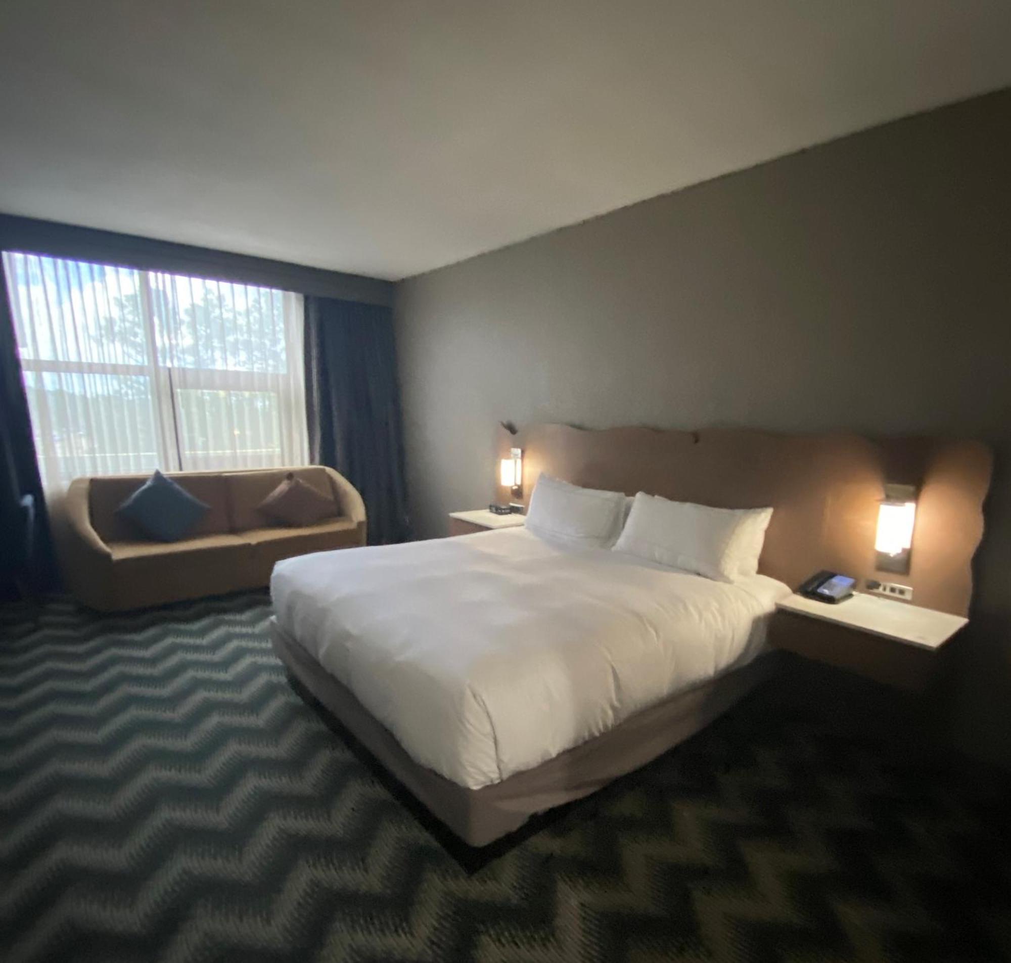 Отель Hilton Houston North Экстерьер фото