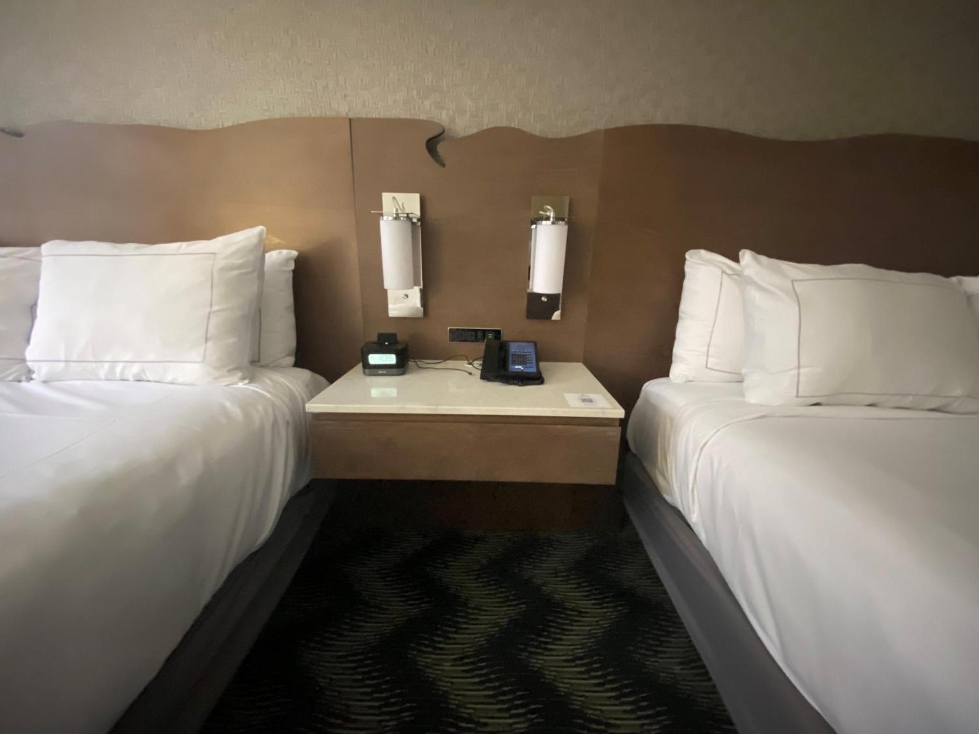 Отель Hilton Houston North Экстерьер фото
