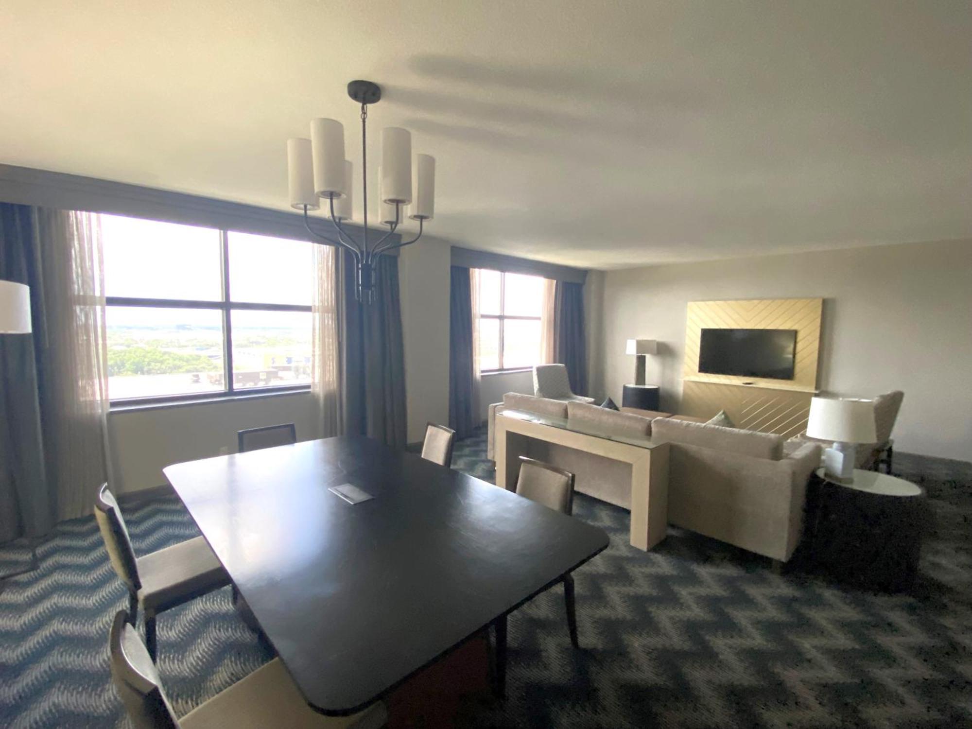 Отель Hilton Houston North Экстерьер фото