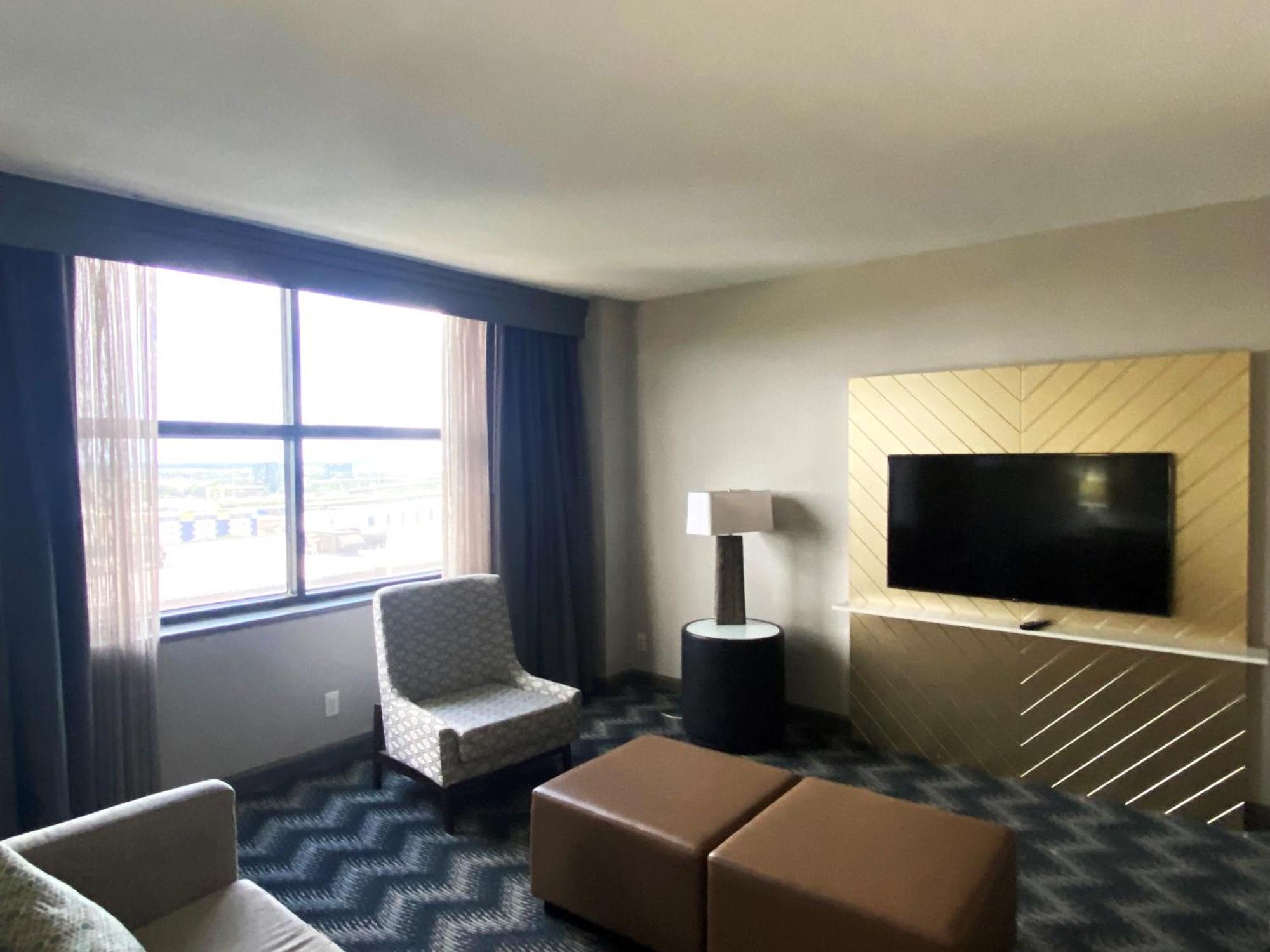 Отель Hilton Houston North Экстерьер фото